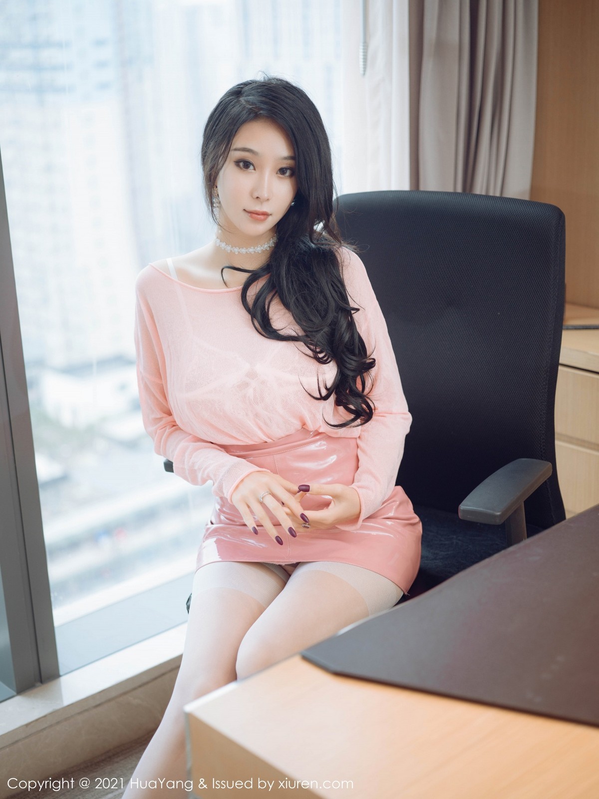 jpxgmn.cc[HuaYang花漾]Vol.411_嫩模蓝夏Akasha私房半脱露蕾丝内衣白丝袜撩人诱惑写真50P