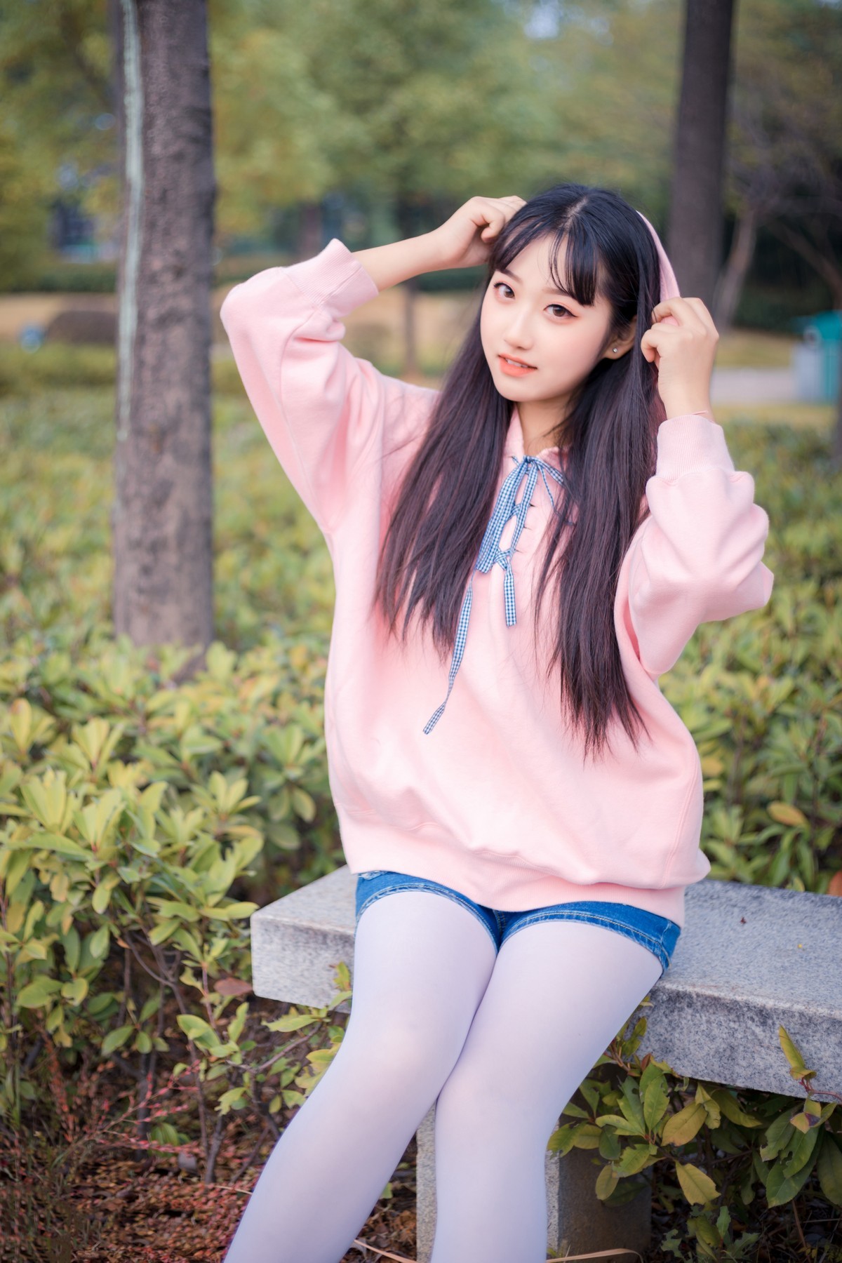 jpxgmn.cc[喵糖映画]Vol.420_粉色外套美女户外性感牛仔短裤配白丝裤袜秀美腿诱惑写真37P