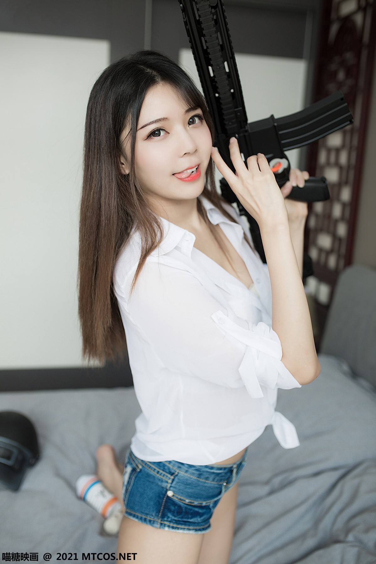 jpxgmn.cc[喵糖映画]Vol.421_白衬衣美少女私房性感牛仔短裤秀白嫩美腿迷人诱惑写真45P