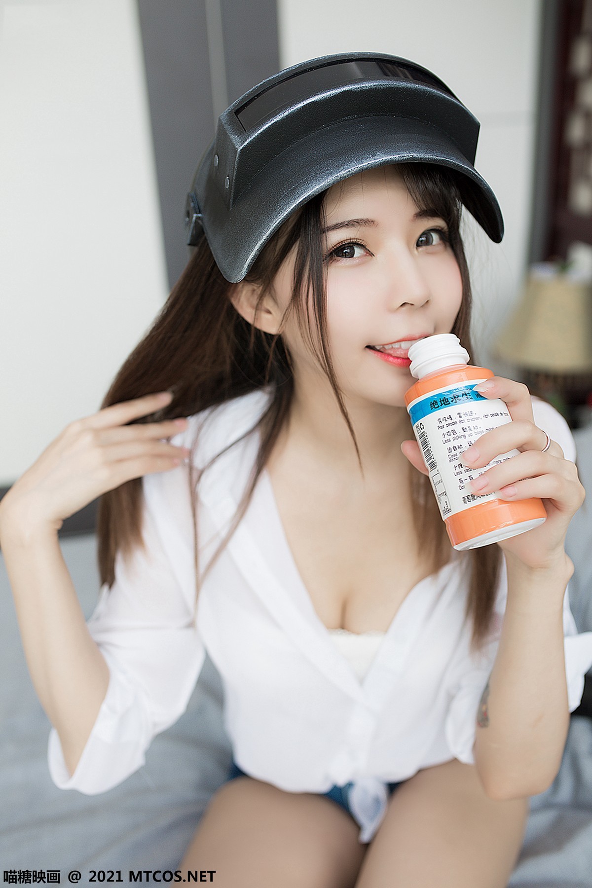 jpxgmn.cc[喵糖映画]Vol.421_白衬衣美少女私房性感牛仔短裤秀白嫩美腿迷人诱惑写真45P