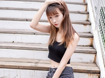 Vol.422_白衬衣美少女户外性感牛仔短裤配黑色丝袜网袜秀美腿骚扰写真50P