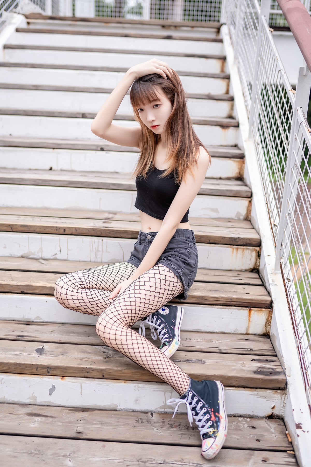 jpxgmn.cc[喵糖映画]Vol.422_白衬衣美少女户外性感牛仔短裤配黑丝网袜秀美腿诱惑写真50P