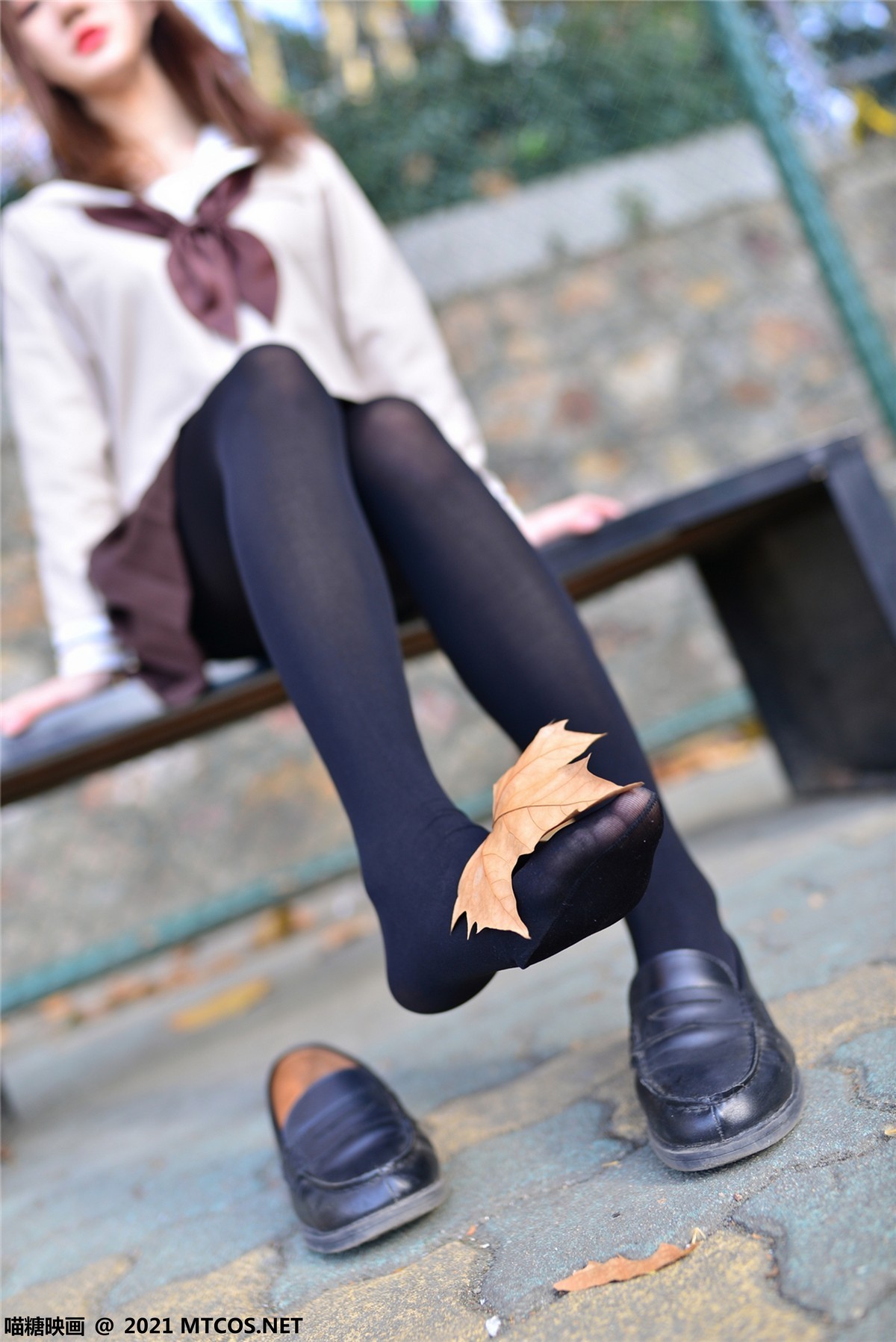 jpxgmn.cc[喵糖映画]Vol.426_JK制服学妹校园里撩裙露黑丝裤袜秀美腿靓丽迷人写真32P