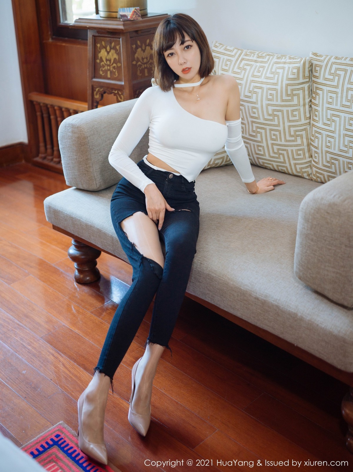 jpxgmn.cc[HuaYang花漾]Vol.414_性感美女果儿西双版纳旅拍半脱露肉丝裤袜秀翘臀诱惑写真50P
