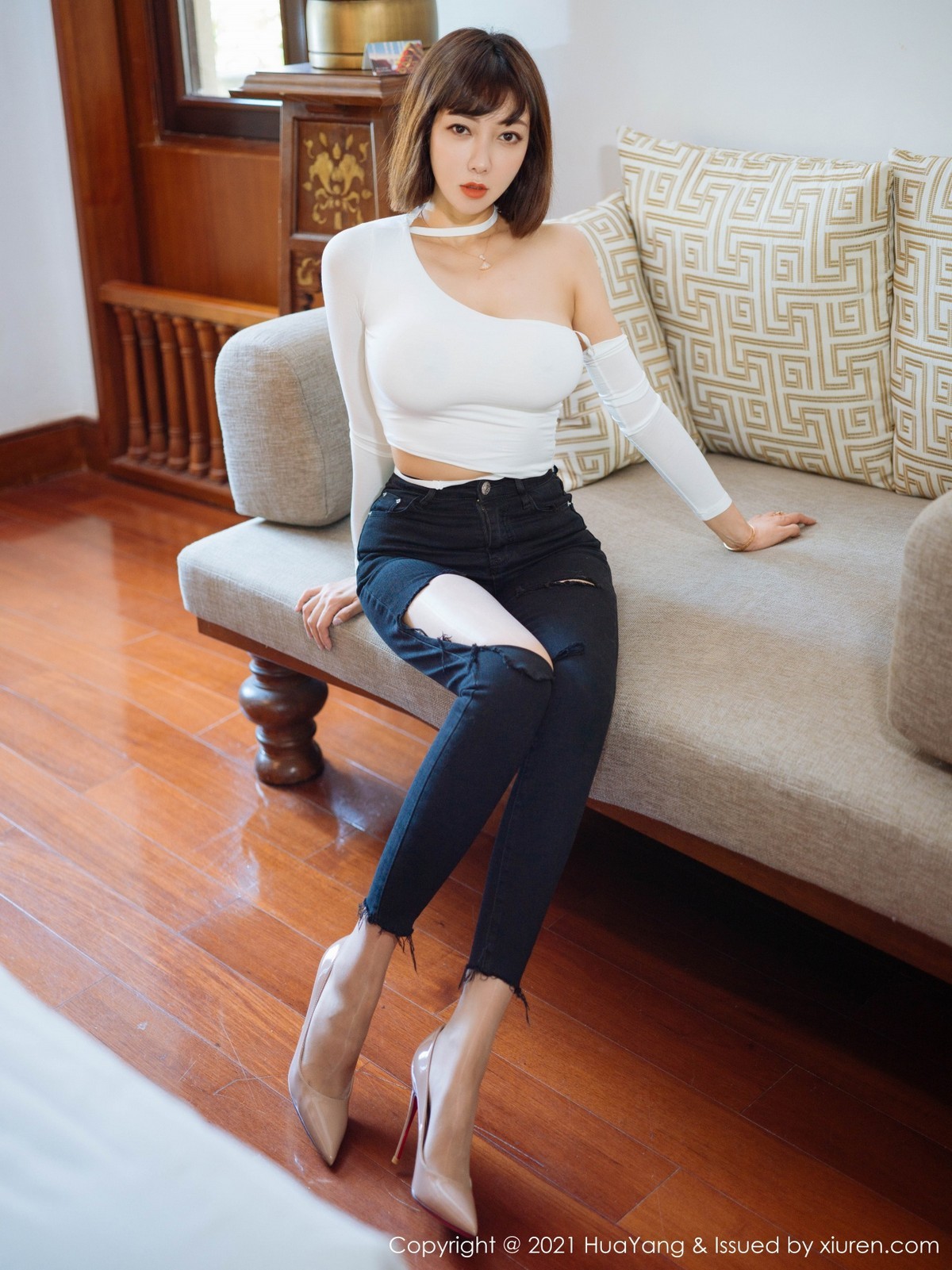 jpxgmn.cc[HuaYang花漾]Vol.414_性感美女果儿西双版纳旅拍半脱露肉丝裤袜秀翘臀诱惑写真50P