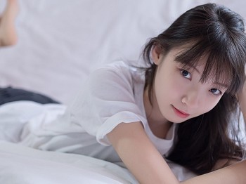 Vol.428_白色短T美少女卧室私人性感黑色牛仔热裤秀美腿骚扰写真50P