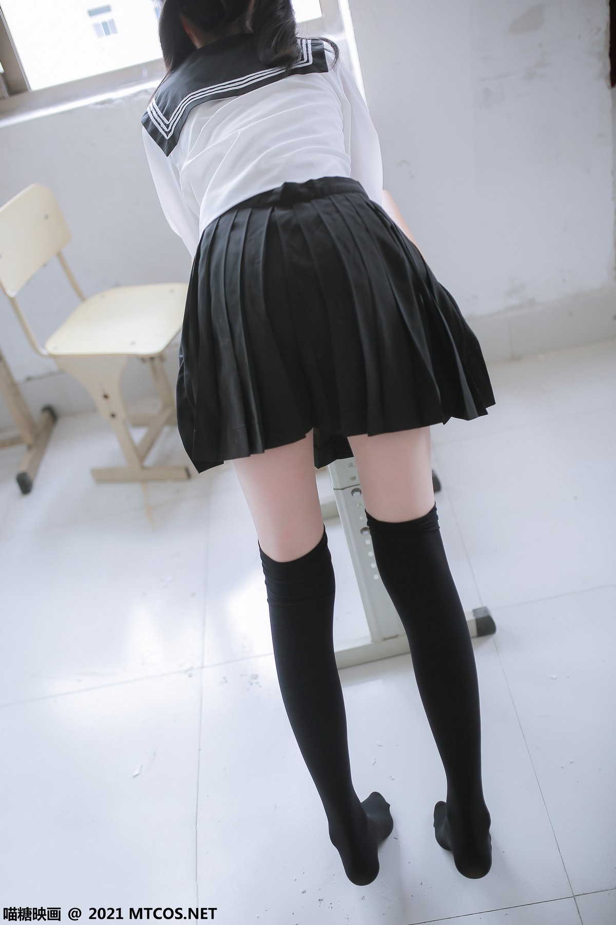 jpxgmn.cc[喵糖映画]Vol.429_JK制服学妹教室里性感黑色短裙配黑丝袜秀美腿诱惑写真20P