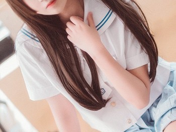 Vol.430_清爽美少女教室里性感JK工作服百褶裙配白丝袜秀美腿骚扰写真32P