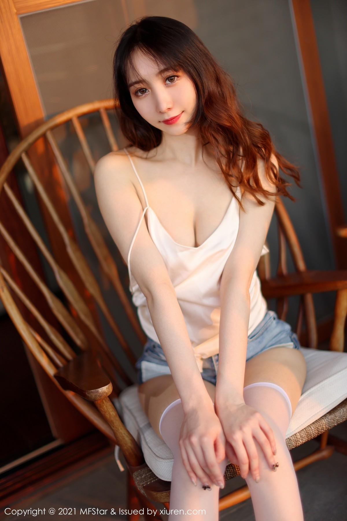jpxgmn.cc[MFStar模范学院]Vol.506_嫩模水水er丽江旅拍私房半脱宽松牛仔裤露翘臀撩人诱惑写真41P