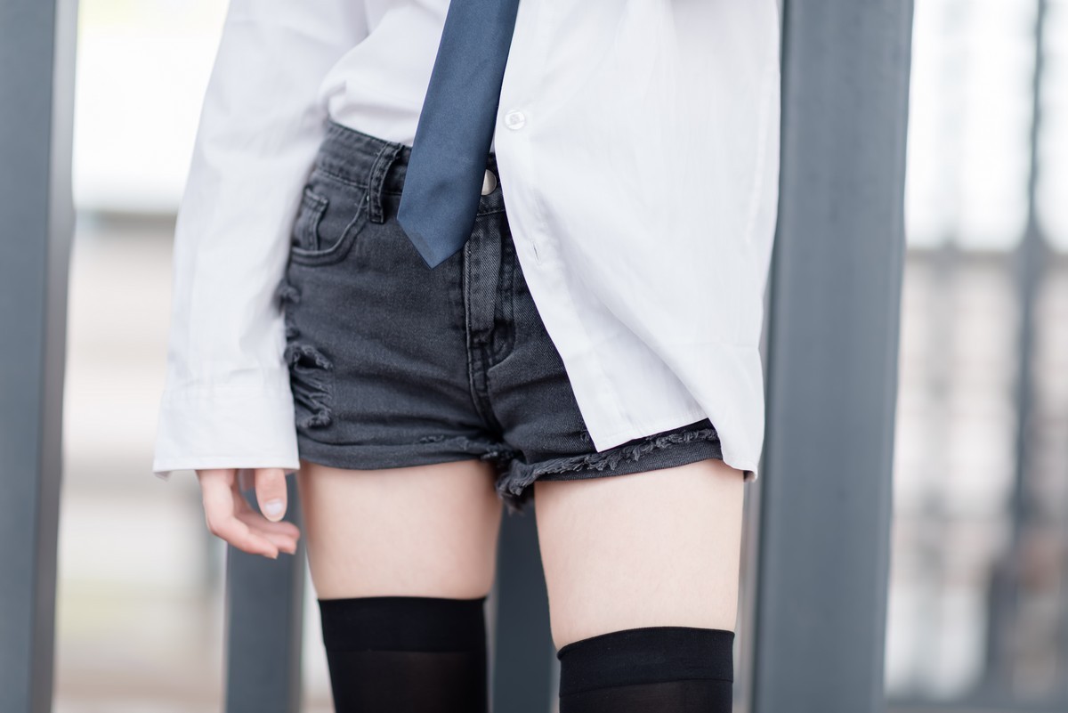 jpxgmn.cc[喵糖映画]Vol.431_性感热裤女孩户外经典白衬衣配黑丝袜秀美腿迷人诱惑写真49P