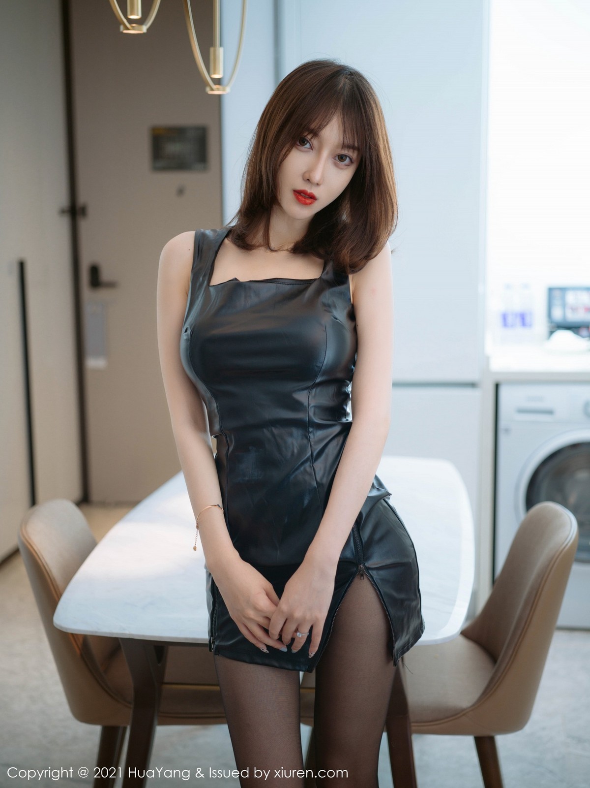 [HuaYang花漾]Vol.419_丽质美人玥儿玥er西双版纳旅拍飒爽皮裙配黑丝裤袜魅惑写真55P