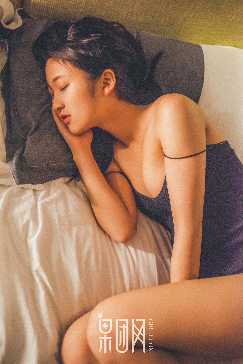 Jpxgyw.com[GIRLT果团网]NO.128_美女主播肉肉真空吊带睡衣配白色蕾丝内裤秀豪乳翘臀诱惑写真40P