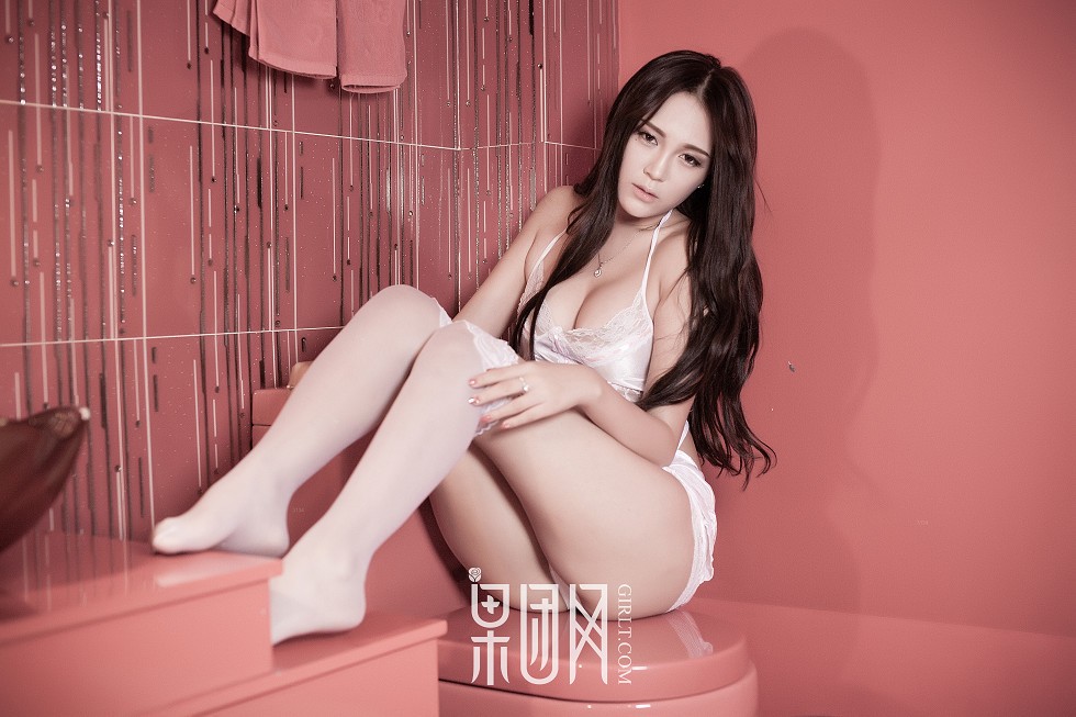 Jpxgyw.com[GIRLT果团网]NO.136_嫩模小兔子乖乖浴缸里性感粉色内衣半脱露豪乳翘臀惹火诱惑写真80P