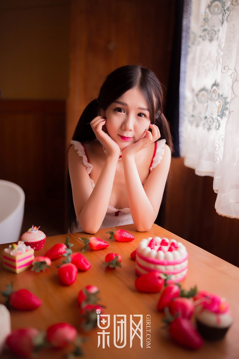 Jpxgyw.com[GIRLT果团网]熊川纪信No.024_草莓女孩居家私房性感女仆装秀白嫩肌肤诱惑写真40P