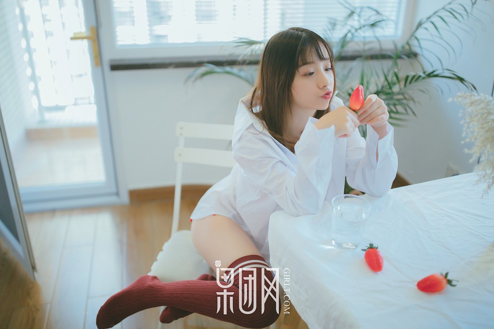 Jpxgyw.com[GIRLT果团网]熊川纪信No.030_草莓姑娘居家床上脱衬衣露草莓比基尼性感写真61P