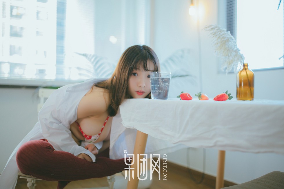 Jpxgyw.com[GIRLT果团网]熊川纪信No.030_草莓姑娘居家床上脱衬衣露草莓比基尼性感写真61P