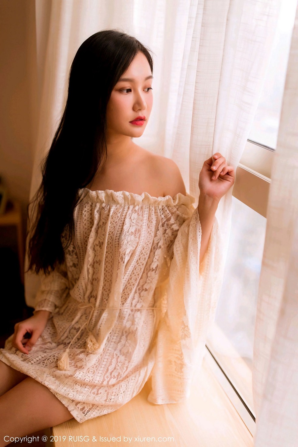 Jpxgyw.com[RUISG瑞丝馆]VOL.066_嫩模深紫Julie私房白色缕空针织衣半脱露完美身材诱惑写真42P