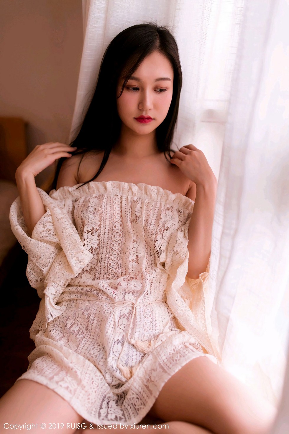 Jpxgyw.com[RUISG瑞丝馆]VOL.066_嫩模深紫Julie私房白色缕空针织衣半脱露完美身材诱惑写真42P