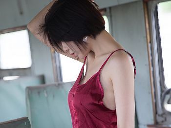 No.842_嫩模潘朵拉废旧火车主题性感红色吊带睡衣撩人骚扰写真60P