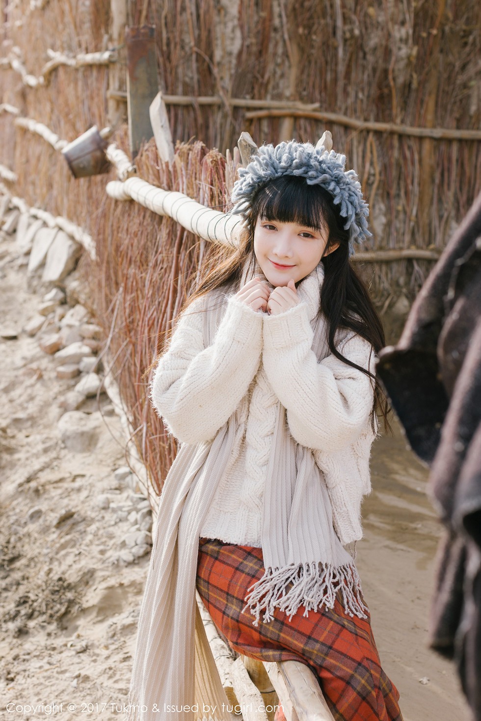 Jpxgyw.com[Tukmo兔几盟]Vol.098_美女主播之应冬日栅栏里的阳光美少女清新迷人写真40P