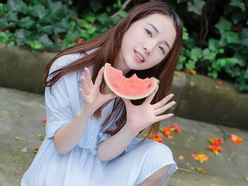 Vol.099_新人小小妹妹绵绵户外清爽连身裙西瓜外拍阳光蜜汁写真40P