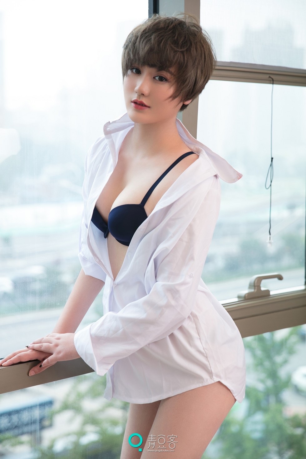 Jpxgyw.com[青豆客Qingdouke]2017.09.12_嫩模瑶瑶黑色吊带裙秀美胸全裸下身撩人诱惑写真53P