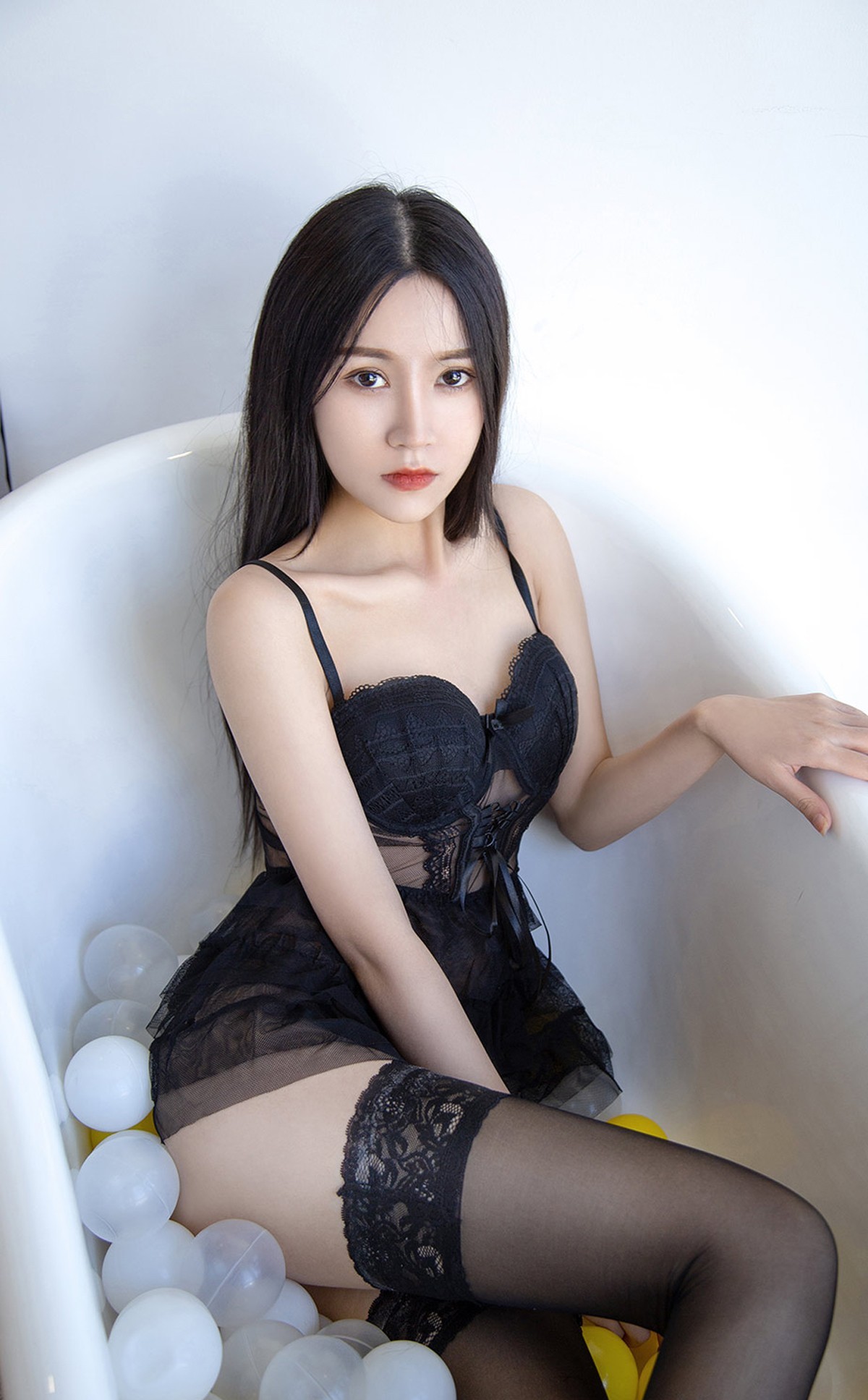 Jpxgyw.com_[Ugirls爱尤物]No.2123_模特茯苓私房黑色蕾丝睡裙露丁字裤配黑丝袜极致魅惑写真35P