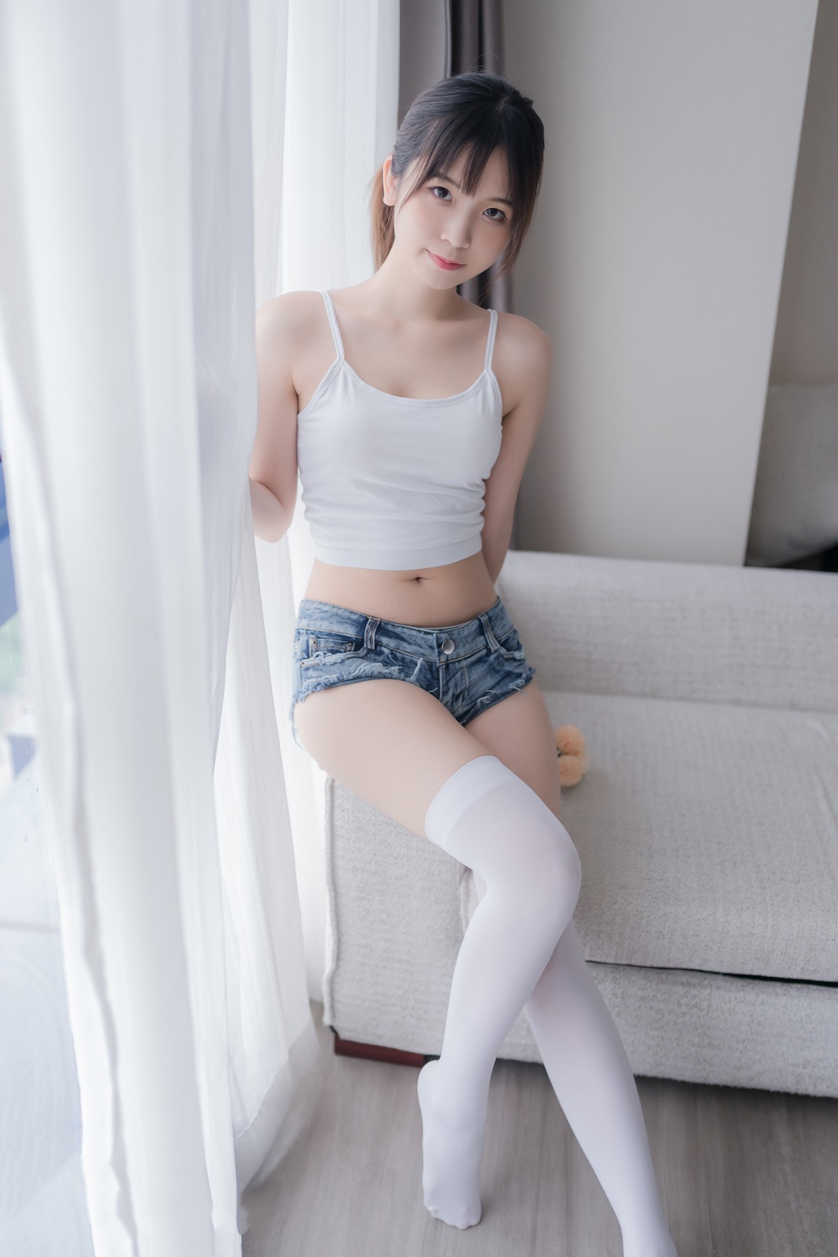 Jpxgyw.com_[喵糖映画]Vol.442_白色吊带内衣妹子私房性感牛仔热裤配白丝袜迷人诱惑写真36P