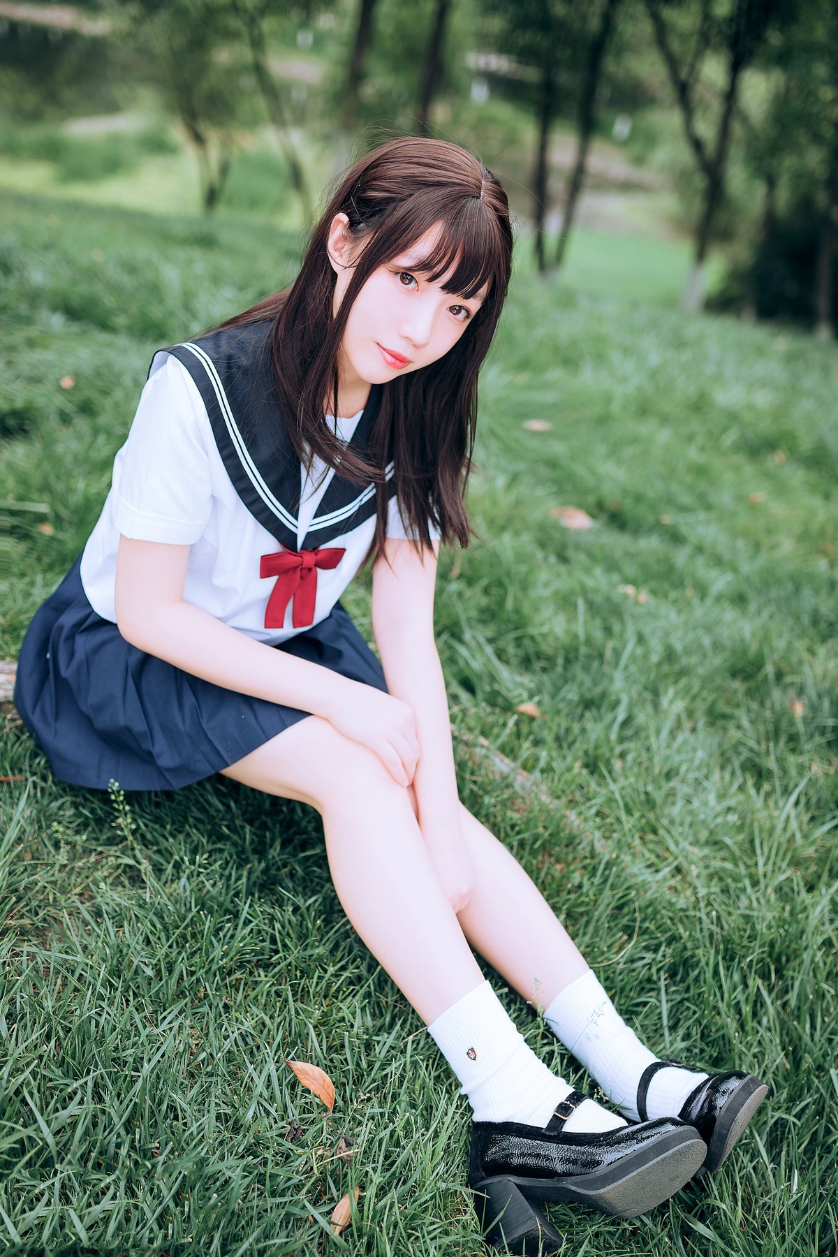 Jpxgyw.com_[喵糖映画]Vol.446_眼镜美少女户外草坪上性感白色JK服饰露白嫩美腿诱惑写真36P