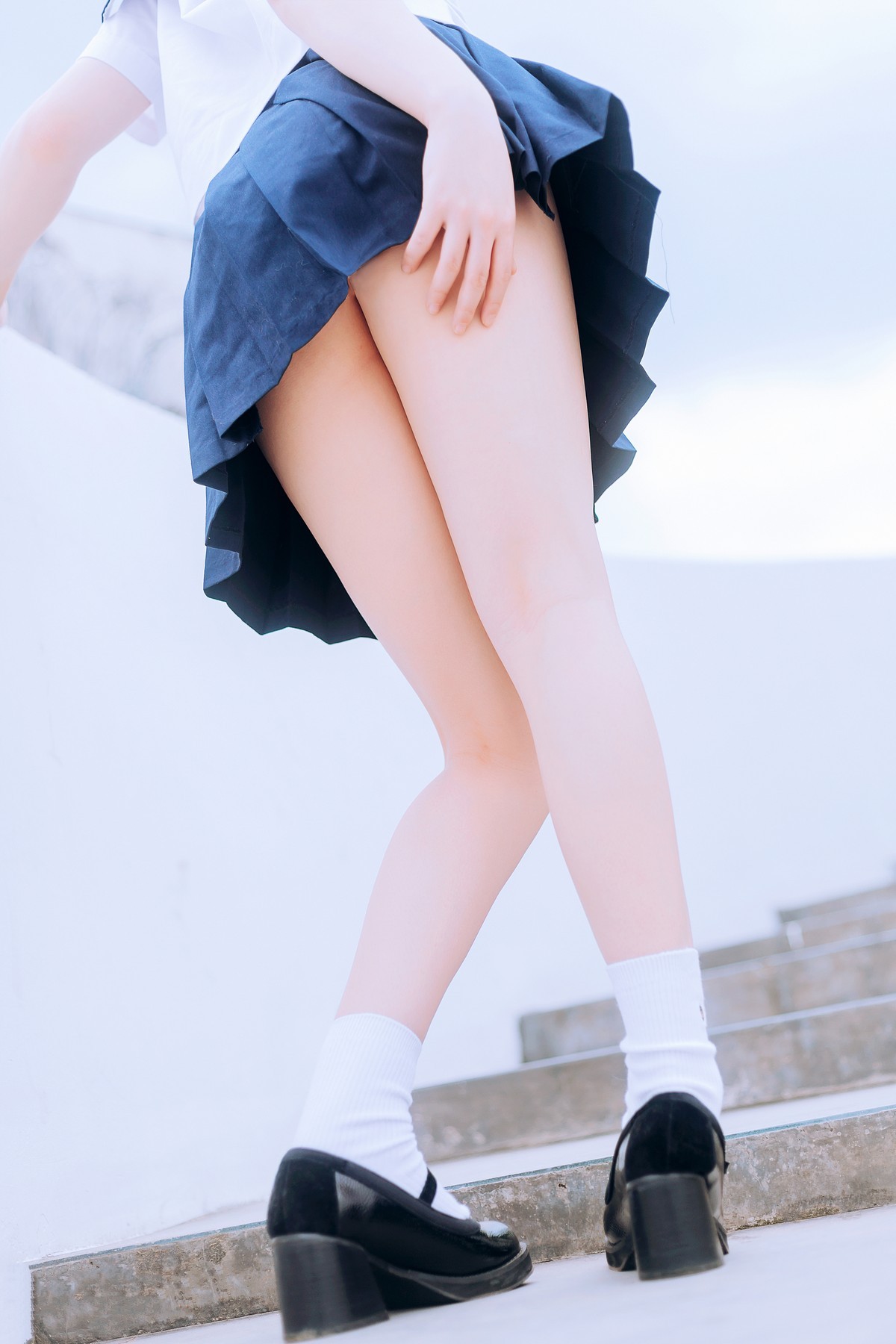 Jpxgyw.com_[喵糖映画]Vol.446_眼镜美少女户外草坪上性感白色JK服饰露白嫩美腿诱惑写真36P