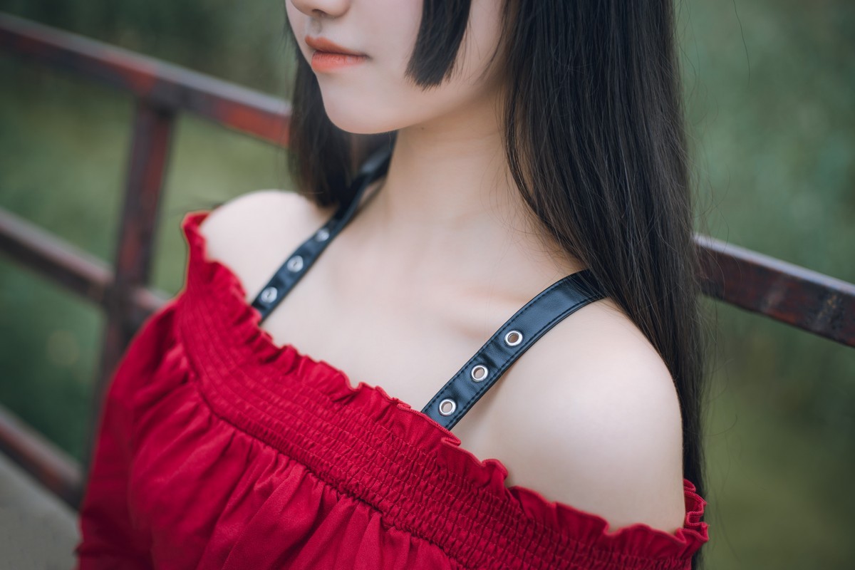 Jpxgyw.com_[喵糖映画]Vol.453_秀发美少女户外公园性感红色连身裙配黑丝裤袜迷人诱惑写真30P