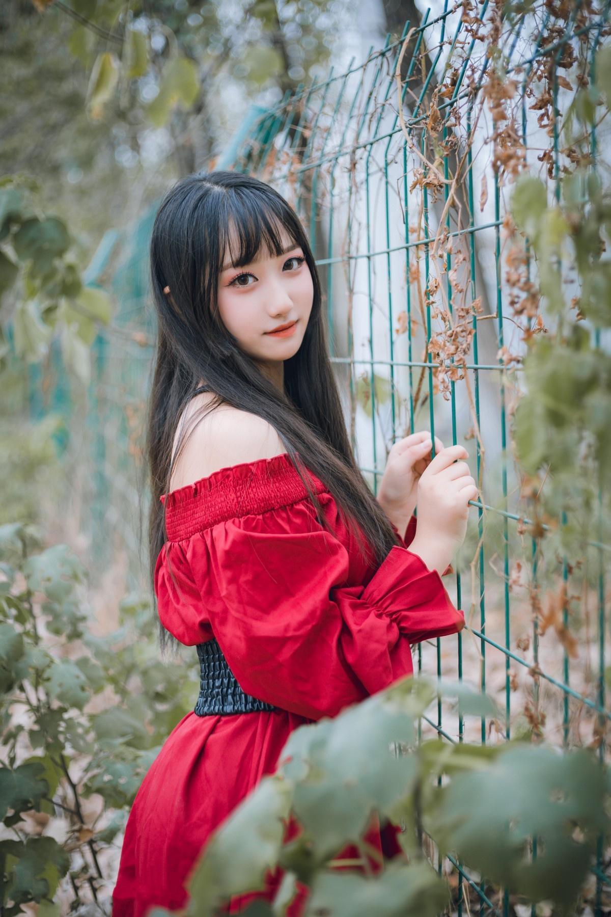 Jpxgyw.com_[喵糖映画]Vol.453_秀发美少女户外公园性感红色连身裙配黑丝裤袜迷人诱惑写真30P