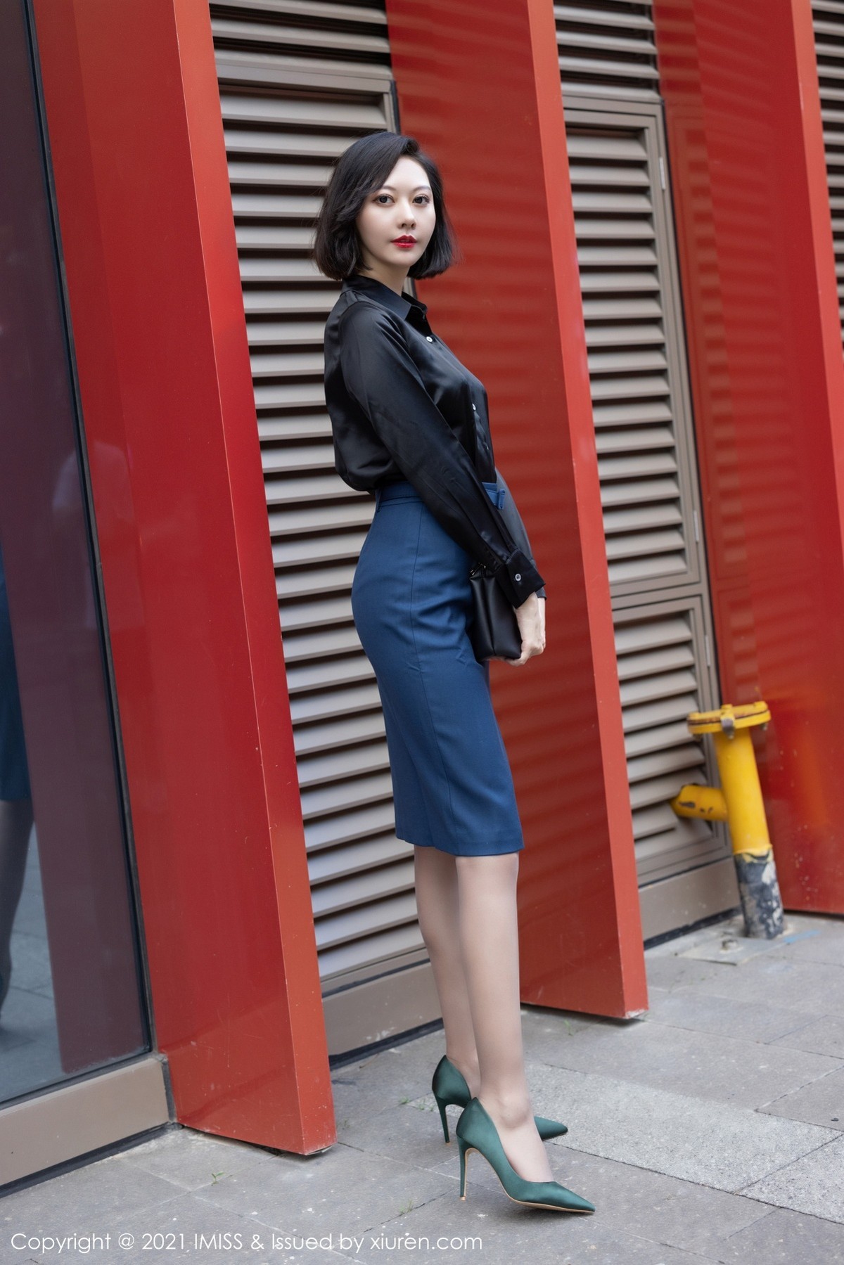 Jpxgyw.com_[IMISS爱蜜社]Vol.615_气质美女艺轩典雅OL服饰半脱露性感黑色内衣撩人诱惑写真84P