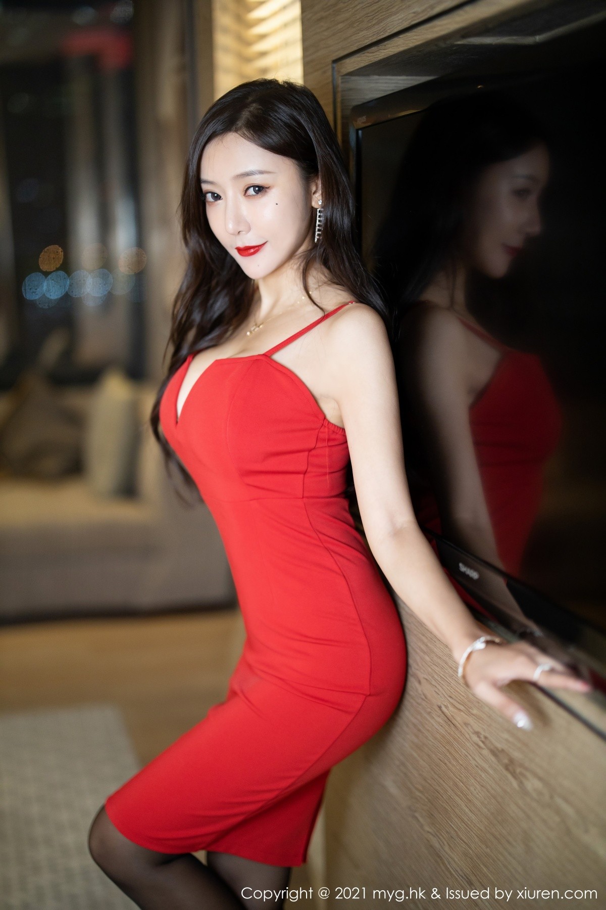 Jpxgyw.com_[MyGirl美媛馆]Vol.562_女神王馨瑶yanni江浙沪旅拍低胸猩红吊裙配黑丝裤袜魅惑写真52P