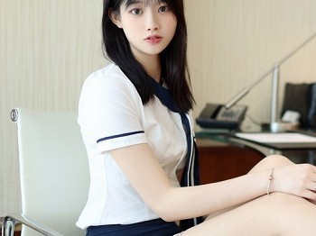 Vol.516_车模77qiqi校园风格学姐装短裙下肉色蕾丝袜秀美腿骚扰写真46P