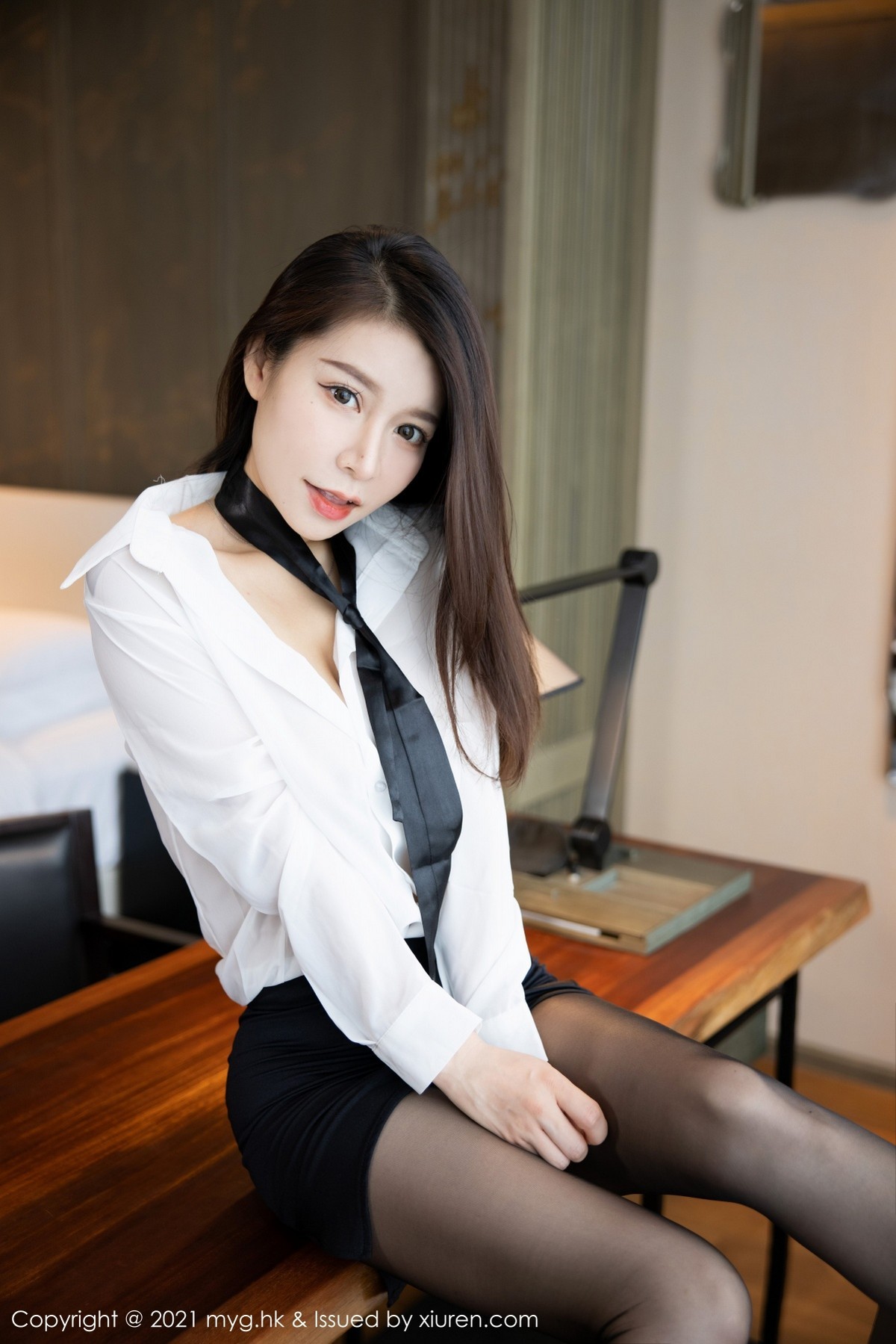 Jpxgyw.com_[MyGirl美媛馆]Vol.565_模特vetiver嘉宝贝儿私房白衬衣配黑短裙半脱秀豪乳翘臀诱惑写真72P