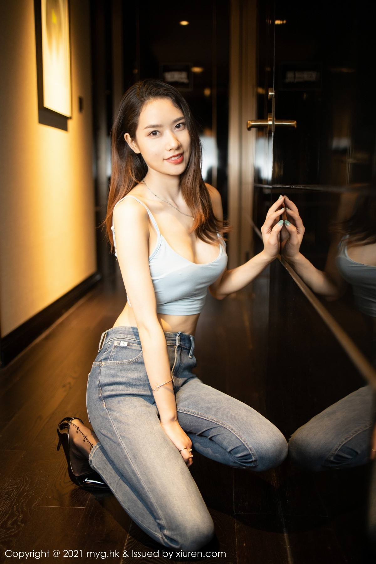 Jpxgyw.com_[MyGirl美媛馆]Vol.567_模特方子萱江浙沪旅拍脱直爽牛仔裤露黑丝裤袜秀美腿诱惑写真44P