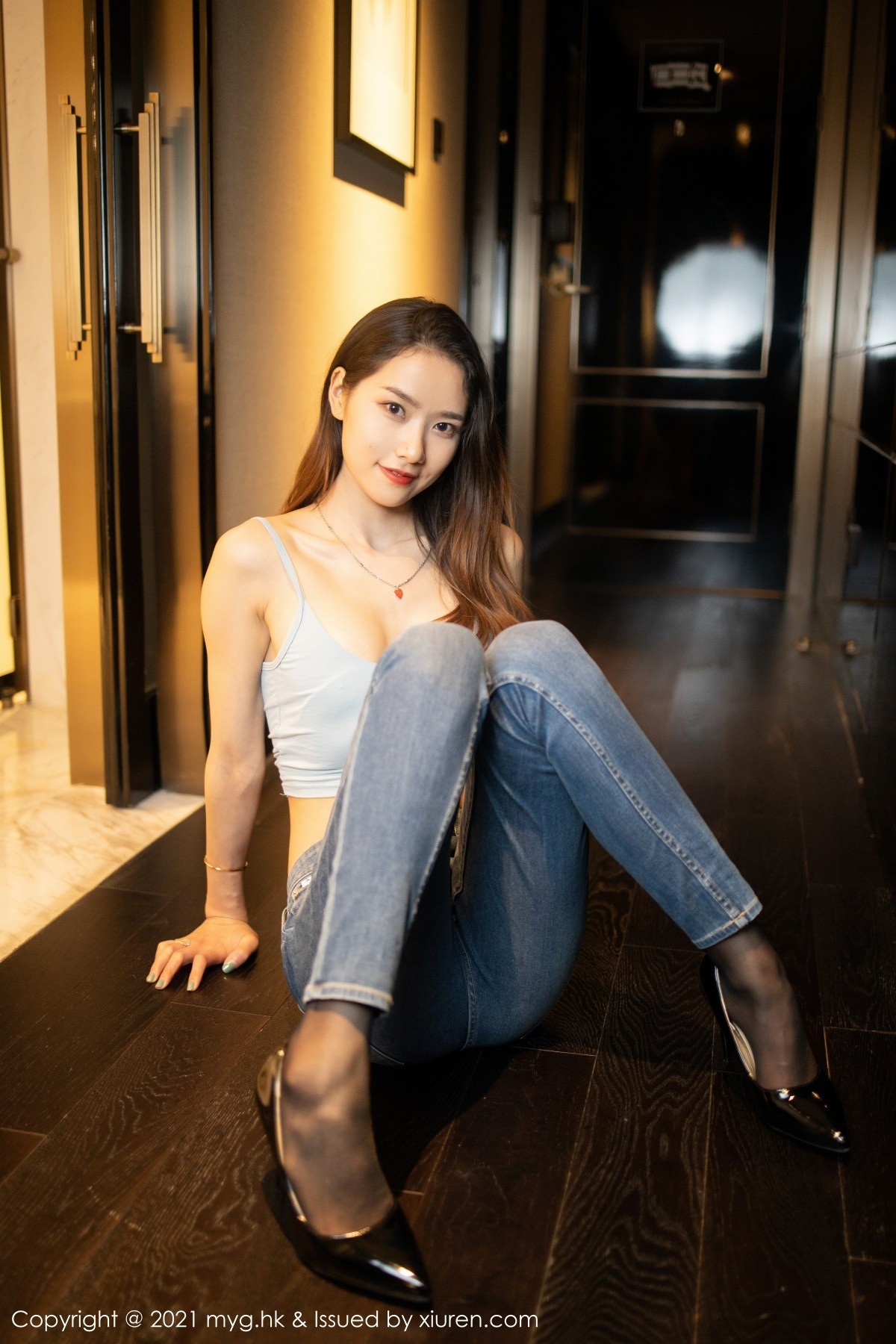 Jpxgyw.com_[MyGirl美媛馆]Vol.567_模特方子萱江浙沪旅拍脱直爽牛仔裤露黑丝裤袜秀美腿诱惑写真44P