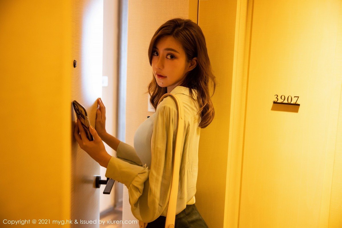 Jpxgyw.com_[MyGirl美媛馆]Vol.568_女神绮里嘉Carina江浙沪旅拍性感内衣配开档肉丝裤袜诱惑写真85P