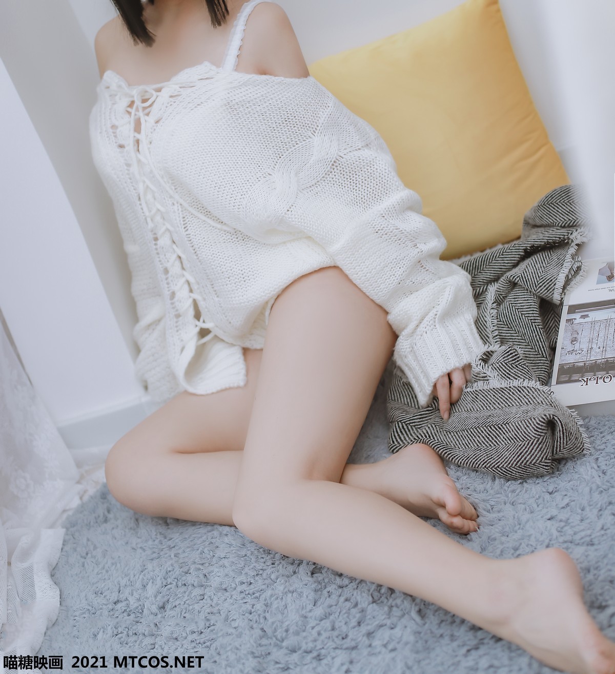 Jpxgyw.com_[喵糖映画]Vol.457_白色缕空毛衣妹子私房低胸露豪乳半撩露白嫩美腿诱惑写真20P