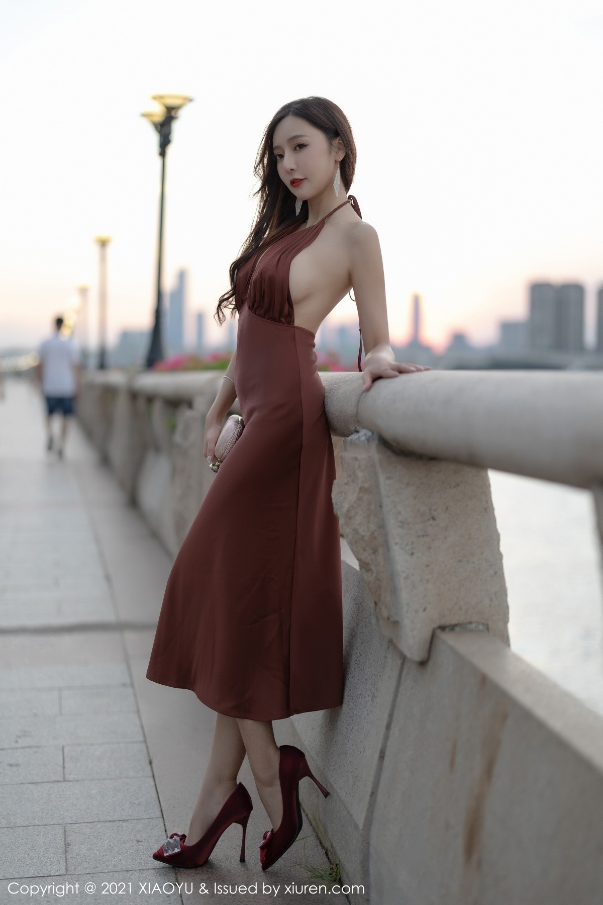 Jpxgyw.com_[XiaoYu画语界]Vol.590_女神王馨瑶yanni轻透香槟色吊裙半脱露肉丝裤袜极致魅惑写真95P