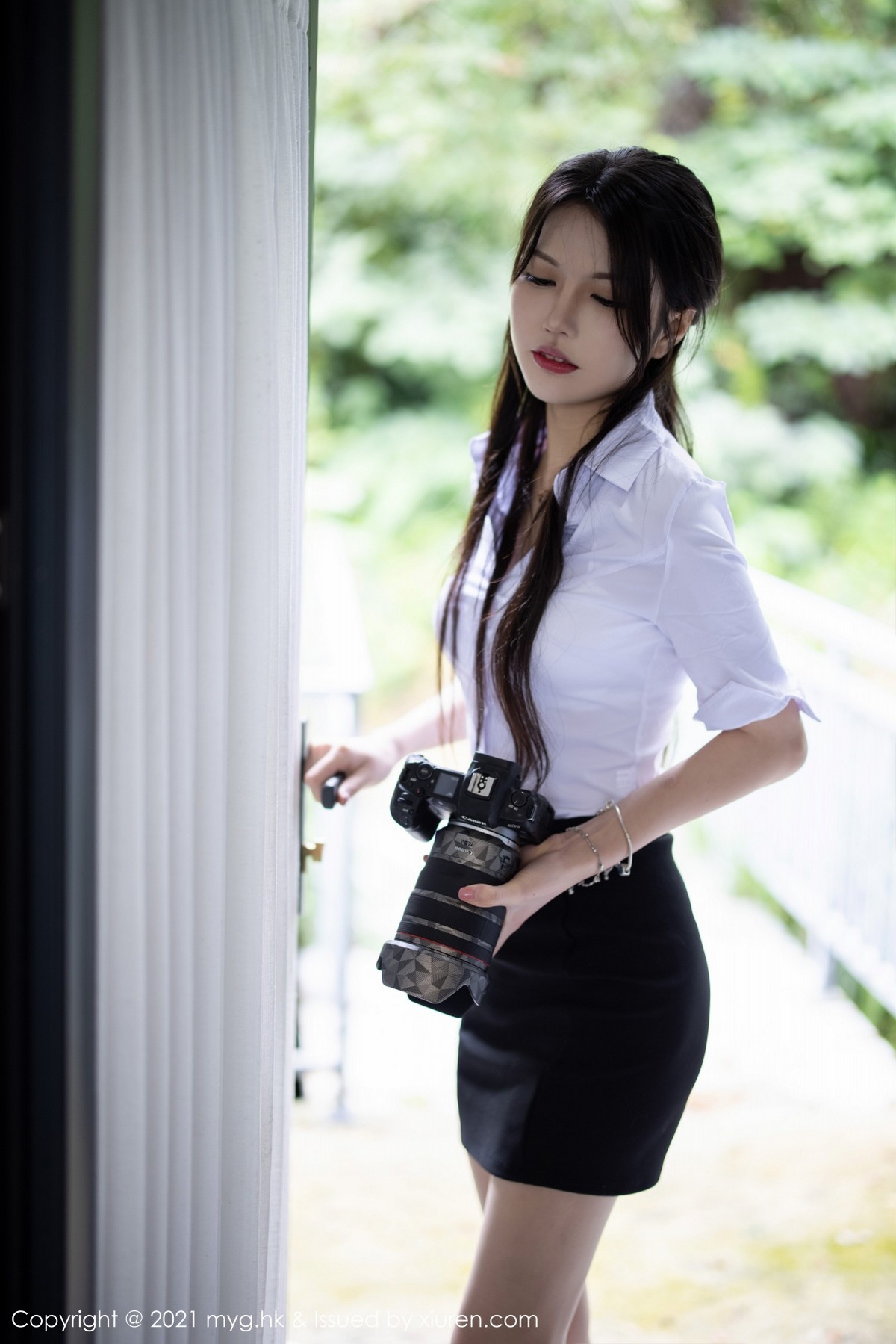 Jpxgyw.com_[MyGirl美媛馆]Vol.572_新人模特媛媛酱belle杭州旅拍白衬衫配黑短裙半撩秀美腿诱惑写真87P
