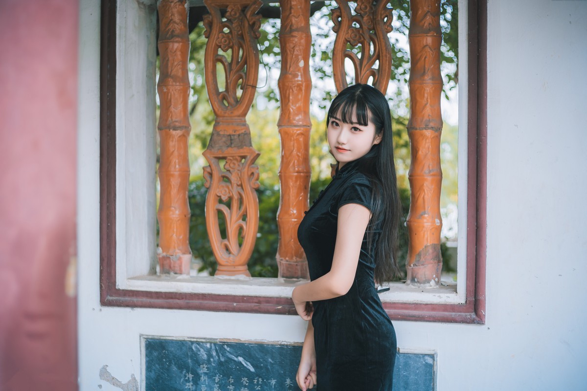 Jpxgyw.com_[喵糖映画]Vol.461_黑色旗袍美少女户外公园性感超薄黑丝裤袜秀美腿诱惑写真36P
