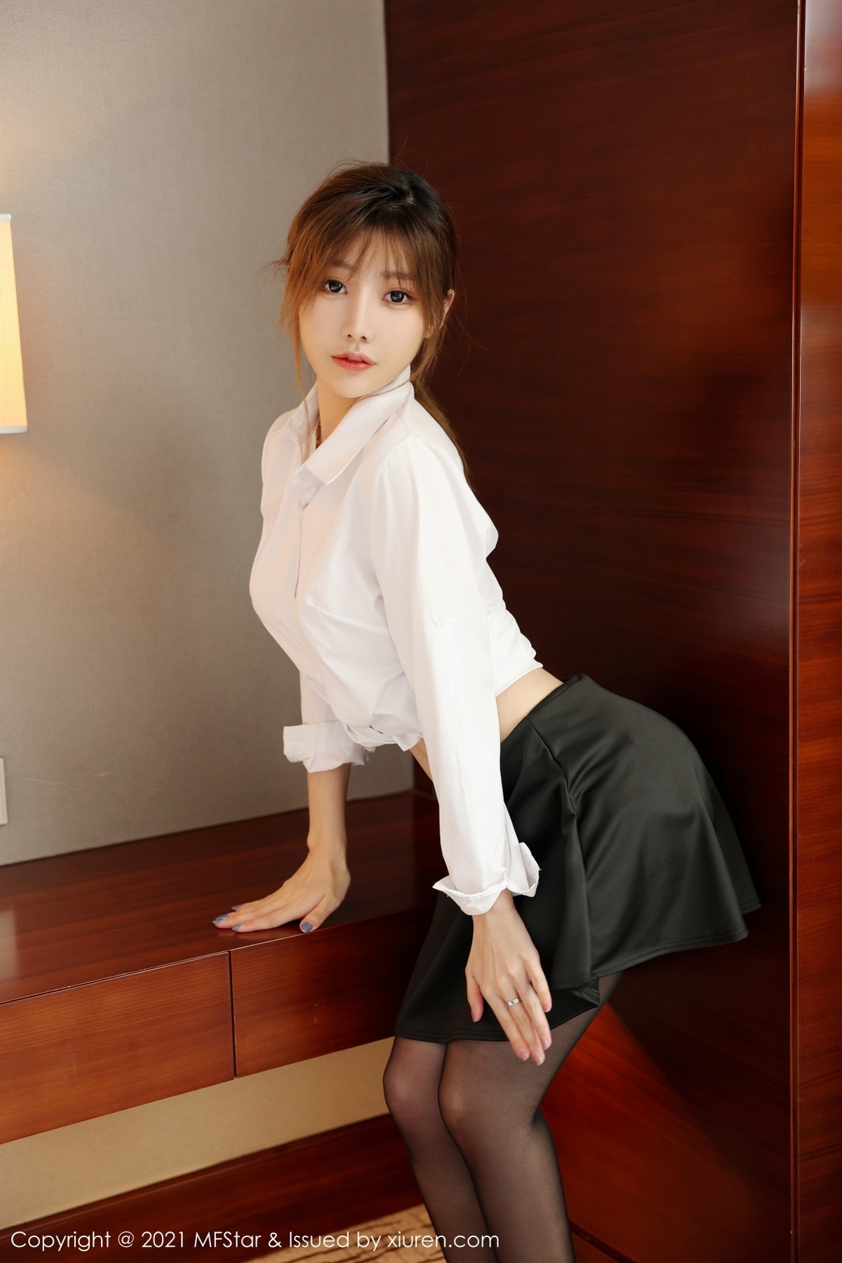 Jpxgyw.com_[MFStar模范学院]Vol.525_新人模特李颖煊baby经典白衬衫配黑短裙露黑丝吊袜诱惑写真54P