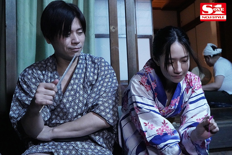 夏天回乡下老家！意外窥见隔壁邻居女儿「伊贺まこ」躺在床上手工活动