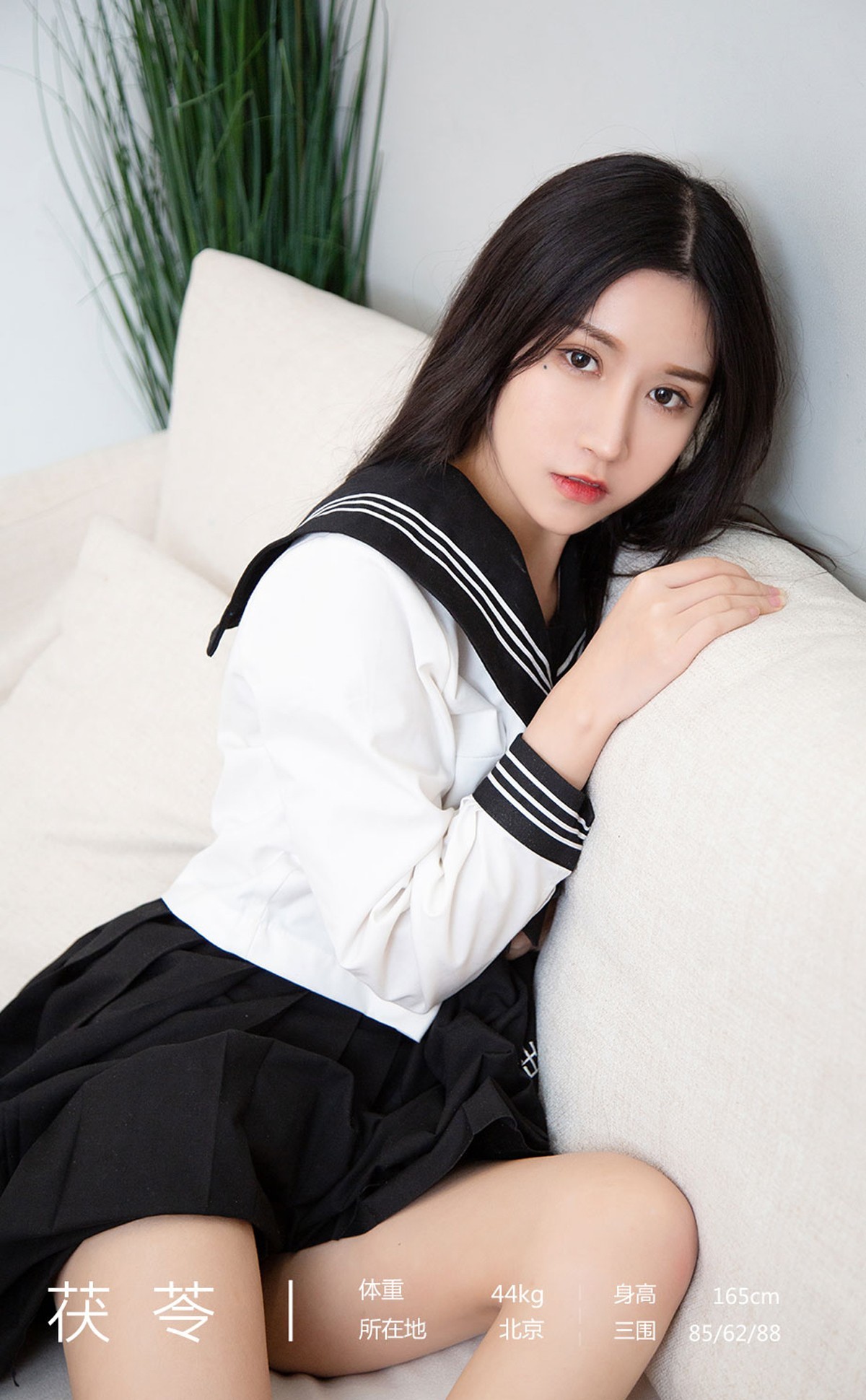 Jpxgyw.com_[Ugirls爱尤物]No.2158_模特茯苓私房性感JK制服半脱露黑色丁字裤秀翘臀诱惑写真35P