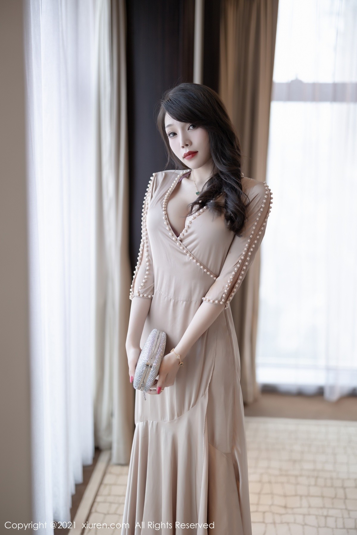 Jpxgyw.com_[XiaoYu画语界]Vol.613_女神芝芝Booty香槟色典雅长裙半脱露性感内衣迷人诱惑写真61P