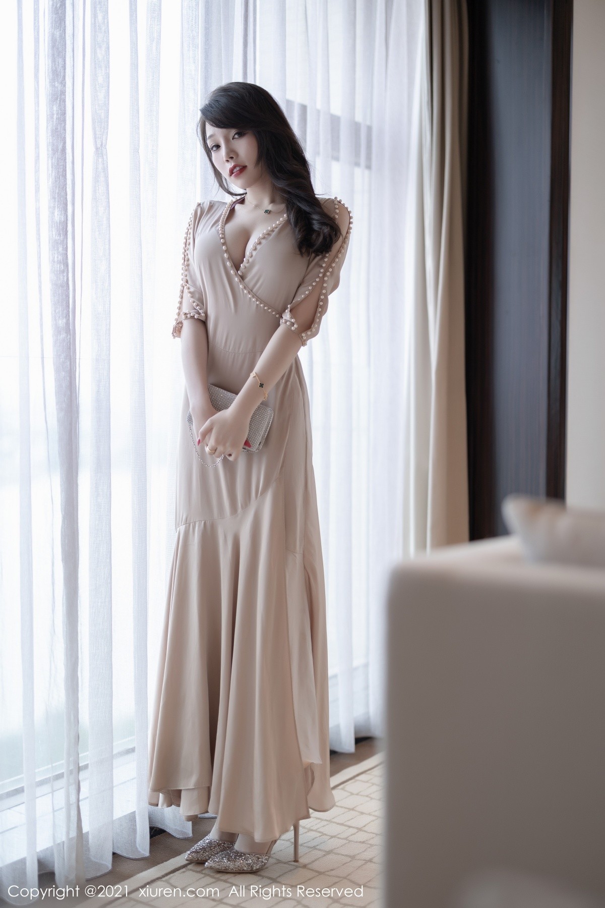 Jpxgyw.com_[XiaoYu画语界]Vol.613_女神芝芝Booty香槟色典雅长裙半脱露性感内衣迷人诱惑写真61P