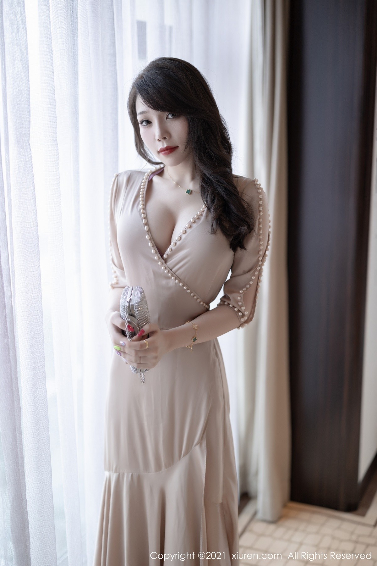 Jpxgyw.com_[XiaoYu画语界]Vol.613_女神芝芝Booty香槟色典雅长裙半脱露性感内衣迷人诱惑写真61P