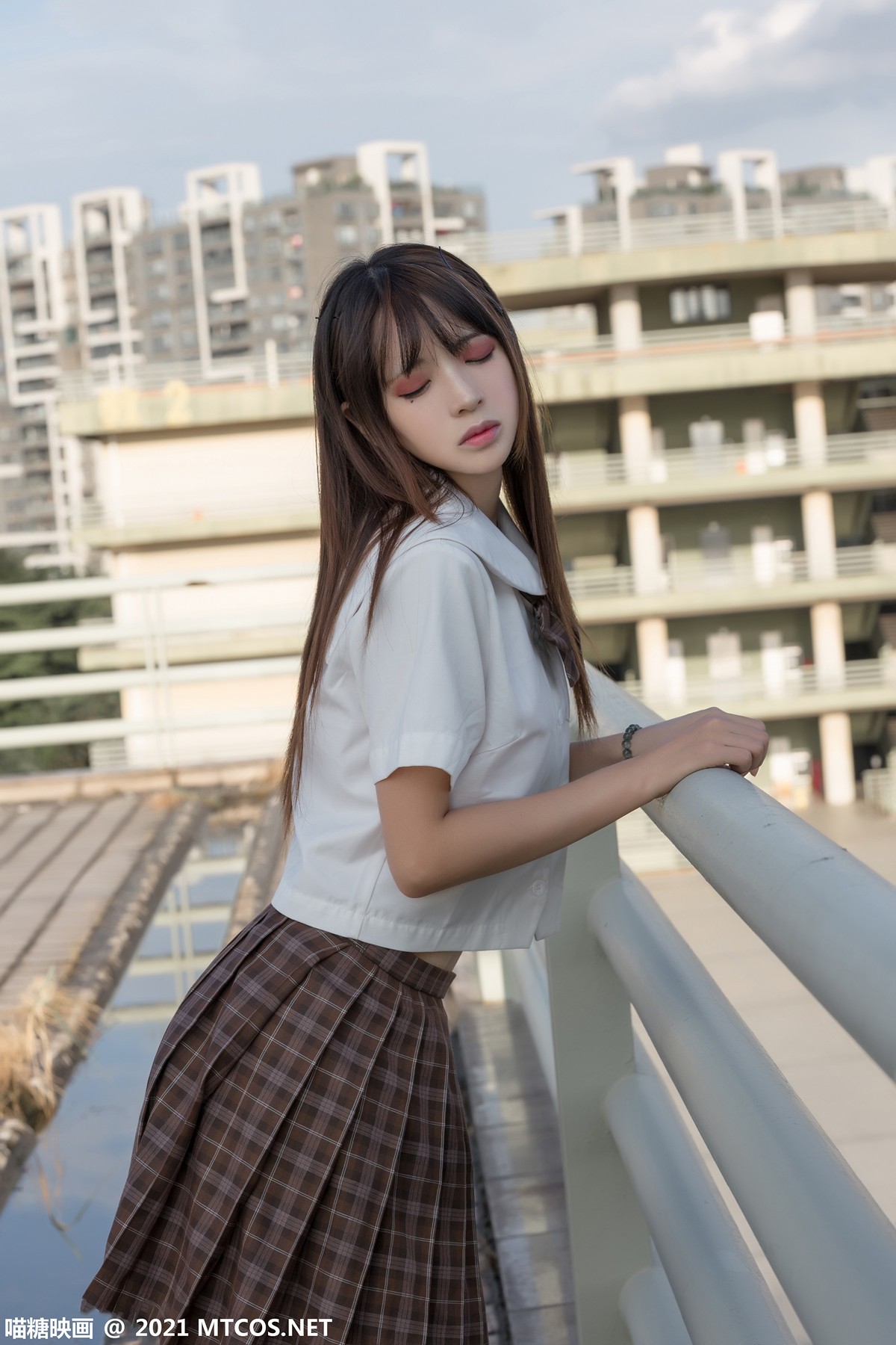 Jpxgyw.com_[喵糖映画]Vol.375_忧郁少女户外性感白衬衣配百褶短裙黑丝腿袜秀美腿迷人写真34P